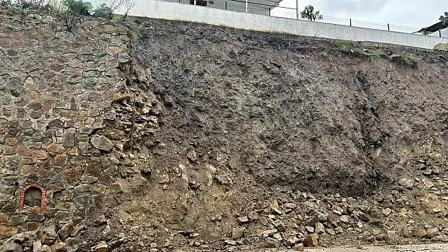 Yağışlarla Çöken Duvar Kaderine Bırakıldı