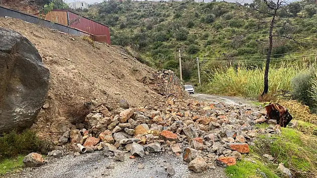 Yağışlarla Yıkılan Duvar Ulaşımı Aksattı