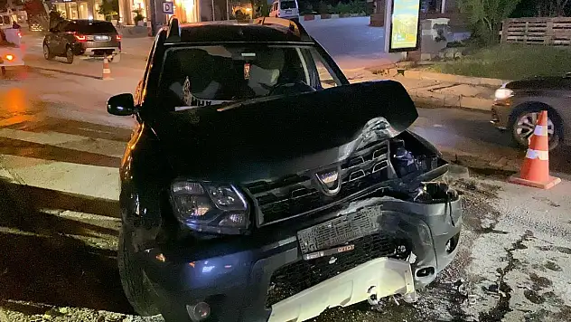 Yağlı Yolda Kaza Dehşeti: Motosiklet Devrildi, Otomobil Direğe Çarptı!