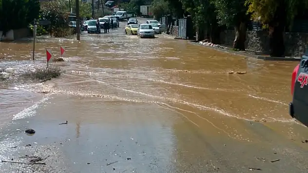 Yağmur yolları göle çevirdi