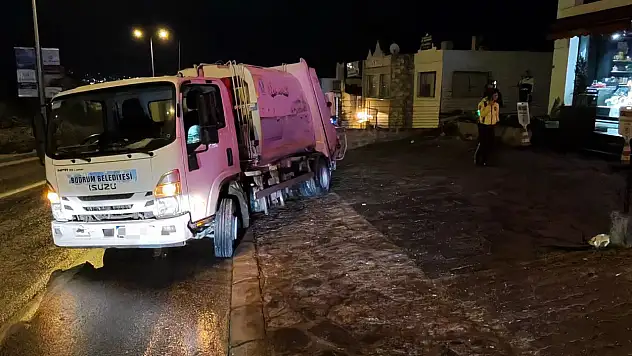 Yağmurda kontrolden çıkan çöp kamyonu kaldırıma çıktı