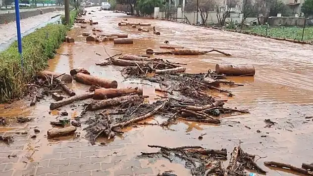 Yağmurla Gelen Çamur Yolları Kapladı