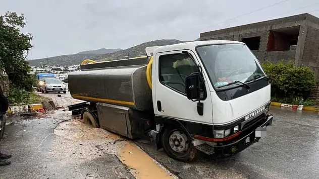 Yağmurla yumuşayan yolda tanker mahsur kaldı