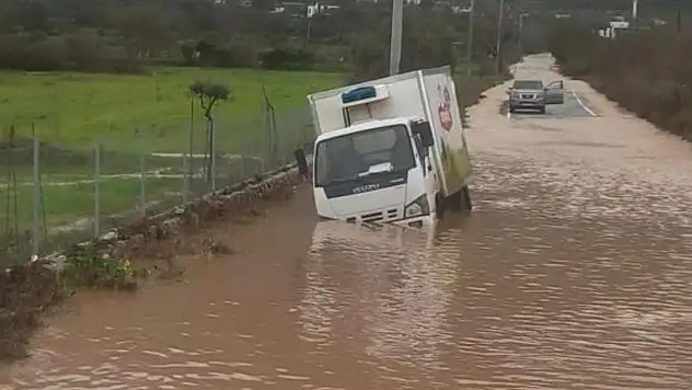 Yollar göle döndü araçlar mahsur kaldı