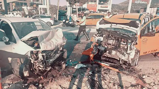 Yalıkavak Yolu'nda Araçlar Kafa Kafaya Çarpıştı