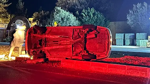 Yalıkavak Yolunda Kaza: Orta Refüje Çarpan Araç Yan Yattı