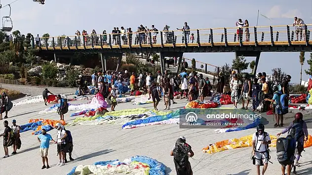 Yamaç paraşütü merkezi Babadağ, Kurban Bayramı'nda 16 bin kişiyi ağırladı