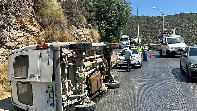 Yan Yatan Kamyonet Kazası Maddi Hasarla Atlatıldı