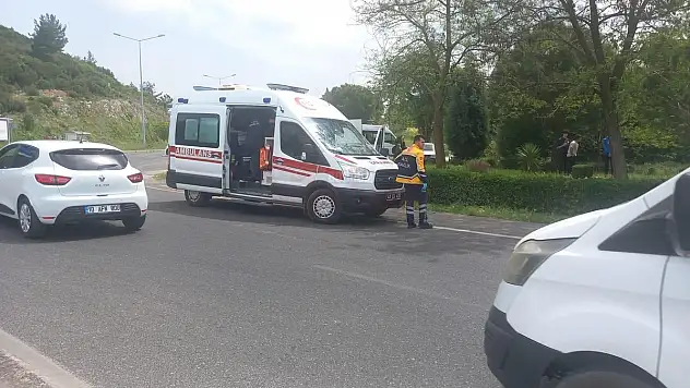 Yan Yatan Kamyonette 2 Kişi Yaralandı