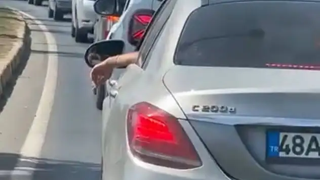 Yanan izmariti yola attı tepkilere neden oldu !
