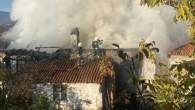 Yangın faciası 2 ev küle döndü