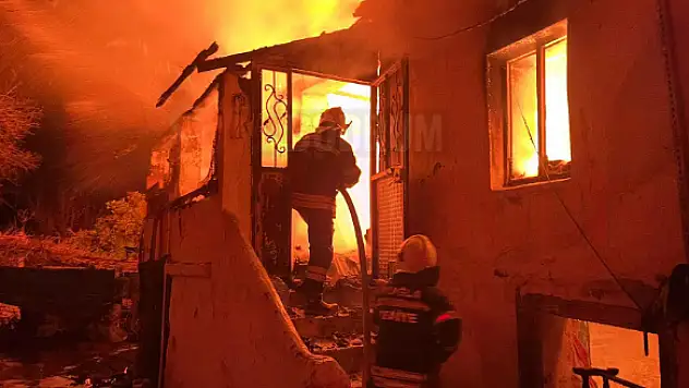 Yangında 2 Katlı Ev Küle Döndü