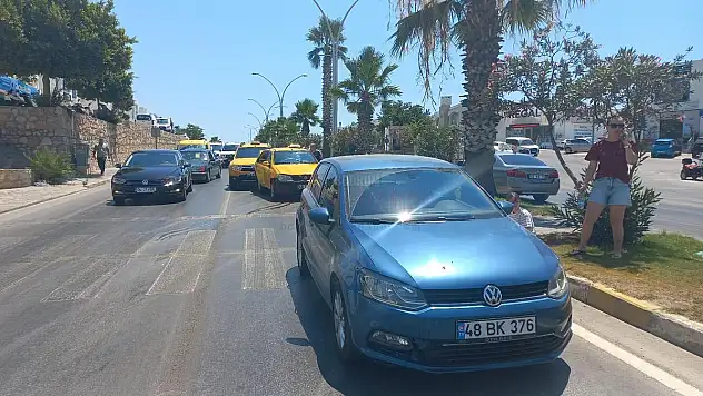 Yaya Geçidinde Yol Veren Araca 3 Araç Çarptı, Kazada 1 Kişi Yaralandı