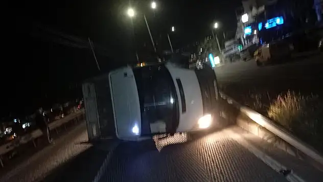 Yayaya Çarpmamak İçin Manevra Yapan Kamyonet Devrildi