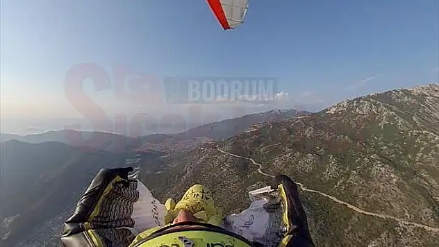 Yelken kanattan atlayış yapan 'Yarasa adam', heyecanlandırdı