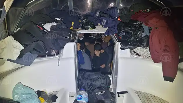 Yelkenli yatta 114 göçmen yakalandı