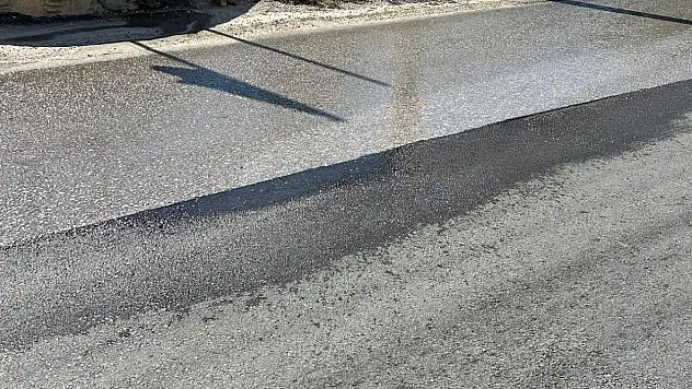 Yeni yapılan yolda yine su patlağı !