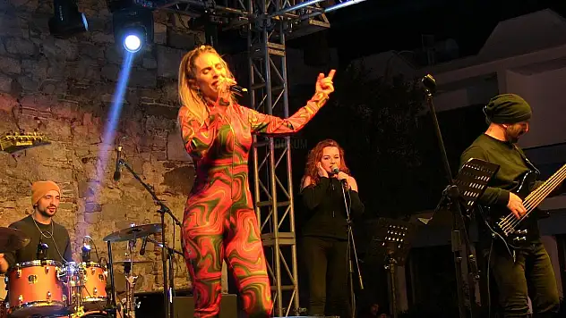 Yeni Yıl kutlamalarının 3. Gecesinde Zeynep Casalini Sahne Aldı