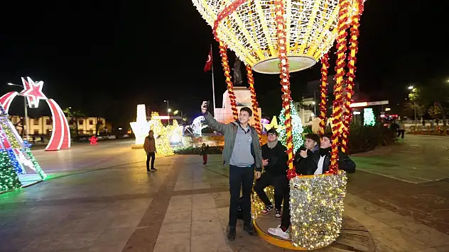 Yeni Yıl Süslemelerine Vatandaşlardan Yoğun İlgi