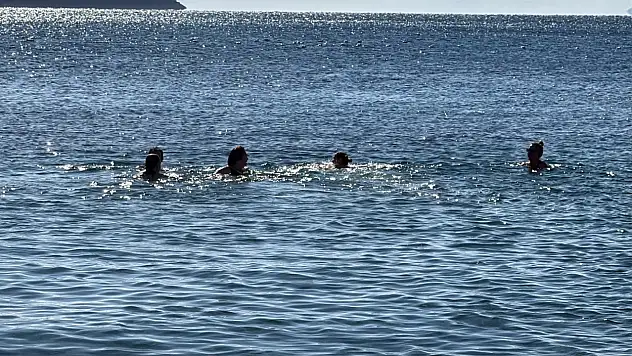 Yeni yılın ilk gününde denize girdiler