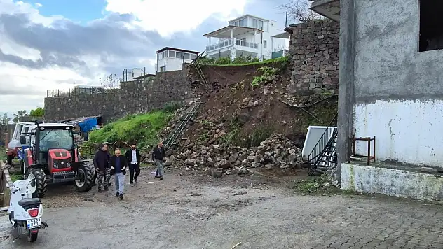 Yıkılan İstinat Duvarının Altında Kaldı