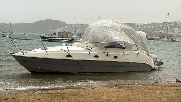 Yıkım sonrası fırtına etkisi tekneler karaya oturdu