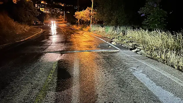İçme suyu hattı patladı yol çöktü