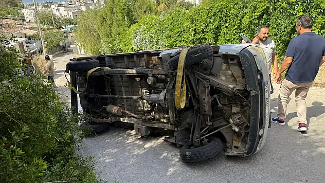 Yokuşta Manevra Kazayla Bitti: Kamyonet Yan Yattı