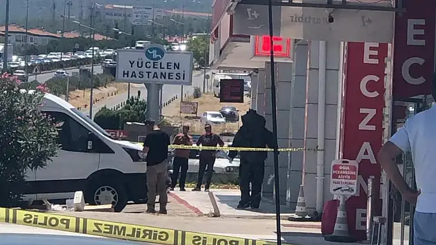 Yol kenarında bulunan 2 valiz paniğe neden oldu
