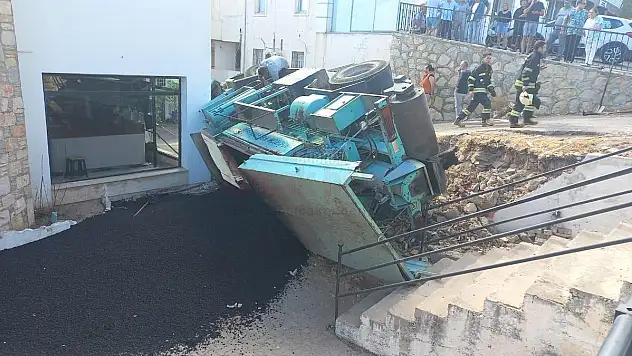 Yol Yapmaya Giden Araç Bozuk Yolda Kaza Yaptı