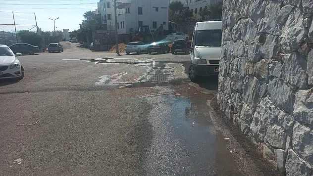 Yola Akan Lağım Suları Etrafa Pislik Saçıyor