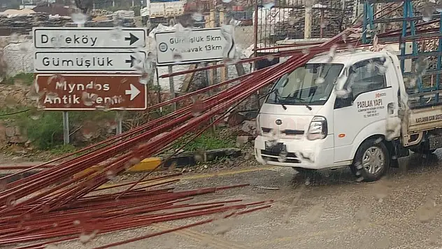 Yola Dökülen Demirler Tehlike Yarattı