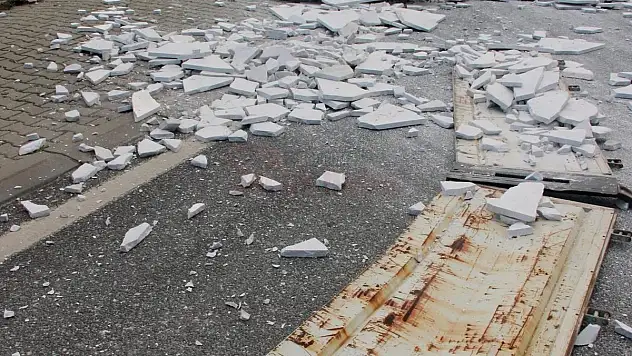 YOLA SAVRULAN MERMER PARÇALARI TRAFİĞİ AKSATTI