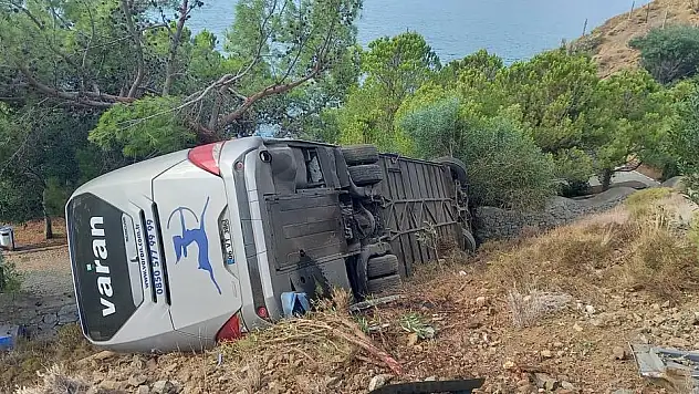 Yolcu Otobüsü Uçuruma Yuvarlandı: 3 Yaralı