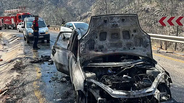 Yolda Alev Alan Araç Küle Döndü
