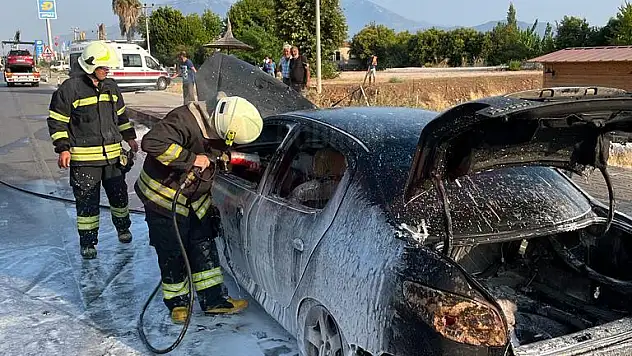 Yolda Alev Alan Araç Kullanılamaz Hale Geldi