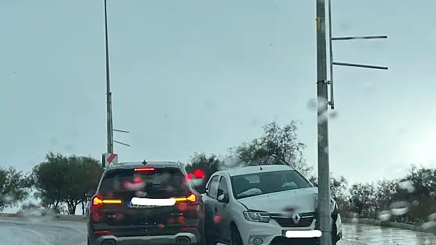 Yolda Kayan Araç Direğe Çarparak Durabildi