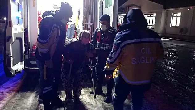 Yolda Mahsur Kalan Hasta Kadın ve Ailesi Kurtarıldı