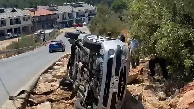 Yoldan Çıkan Araç Şarampole Devrildi
