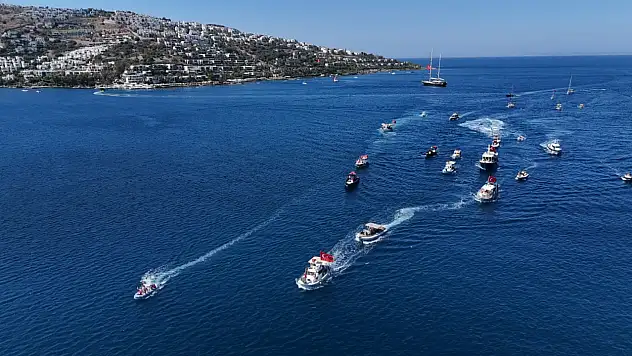 Zafer korteji denizden ve karadan kutlandı