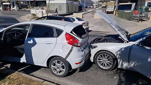 Zincirleme Kaza Maddi Hasarla Atlatıldı