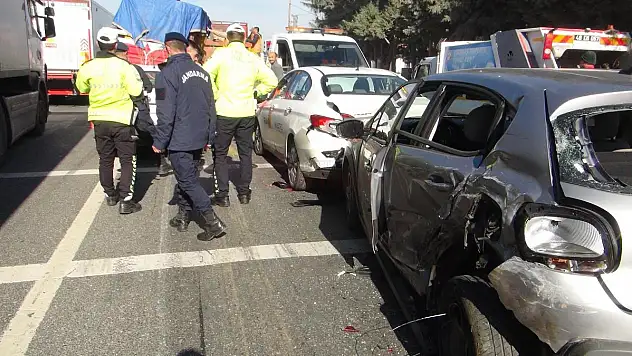 ZİNCİRLEME KAZADA 8 ARAÇ BİRBİRİNE GİRDİ