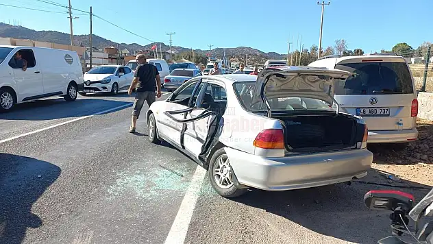 Zincirleme Kazada Ortalık Savaş Alanına Döndü, Kazada 3 Kişi Yaralandı