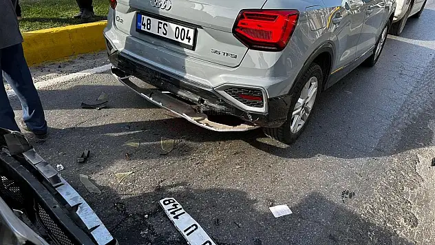 Zincirleme Trafik Kazasında 1'i Çocuk 2 Kişi Yaralandı