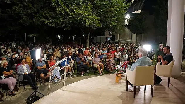 ZÜLFÜ LİVANELİ SABANCI KÜLTÜR VE SANAT MERKEZİ'NDE EDEBİYATSEVERLERLE BULUŞTU