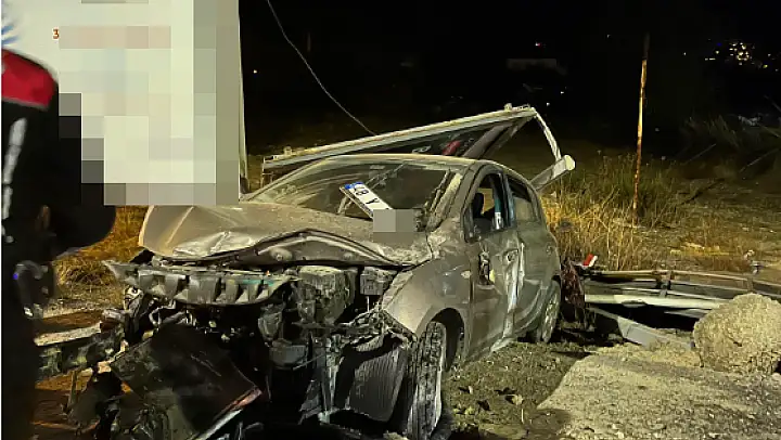 Alkollü Sürücü Billboardları Devirip Durabildi