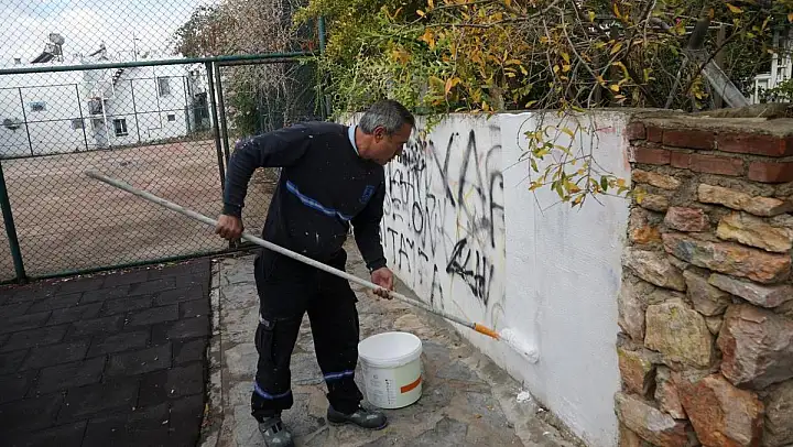Belediye, Görüntü Kirliliği Oluşturan Yazıları Temizliyor