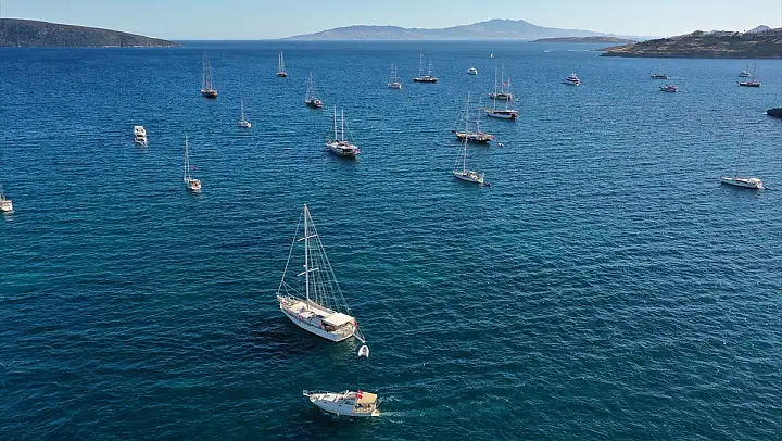 Bodrum'da teknelerin bayraklı seyri ilgi gördü