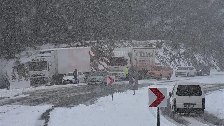 Muğla-Denizli kara yolu kar nedeniyle tekrar ulaşıma kapandı