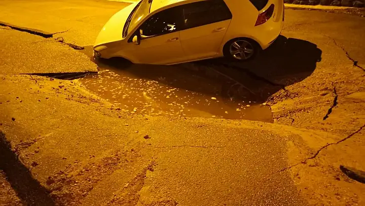 Su Hattı Patladı, Yoldaki Çukura Araç Düştü